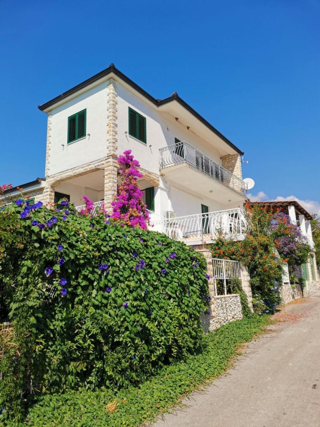 Apartments Srdan Vinišće Eksteriør billede