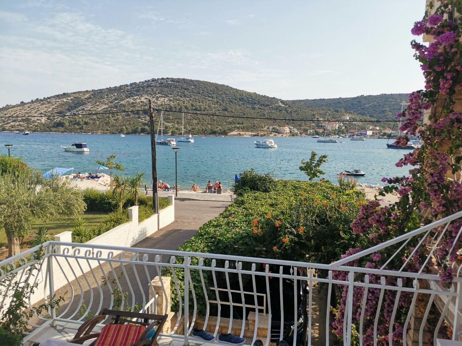 Apartments Srdan Vinišće Eksteriør billede